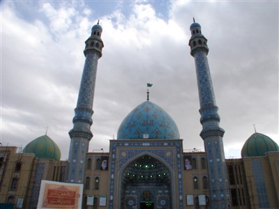 نمایی زیبا از بیرون مسجد جمکران